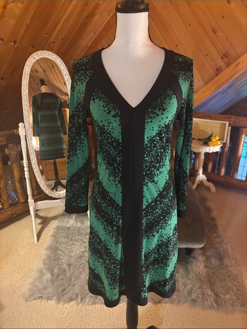 BCBGMaxAzria Green and Black V‑Neck Long Sleeve Dress